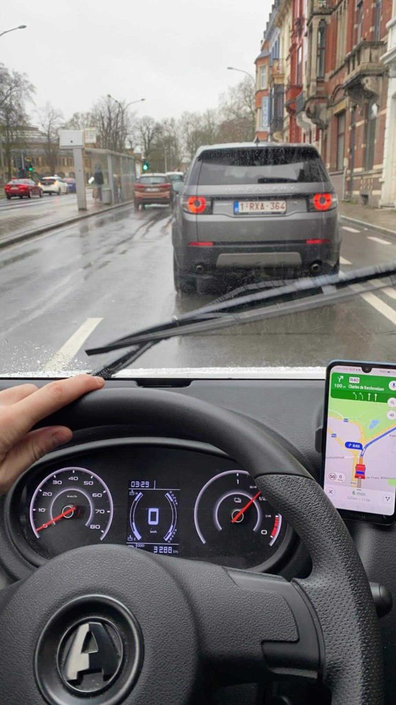 V-Tax chauffeur gebruikt Google Maps integratie in Dropon's mobiele app om naar de volgende stop te navigeren.